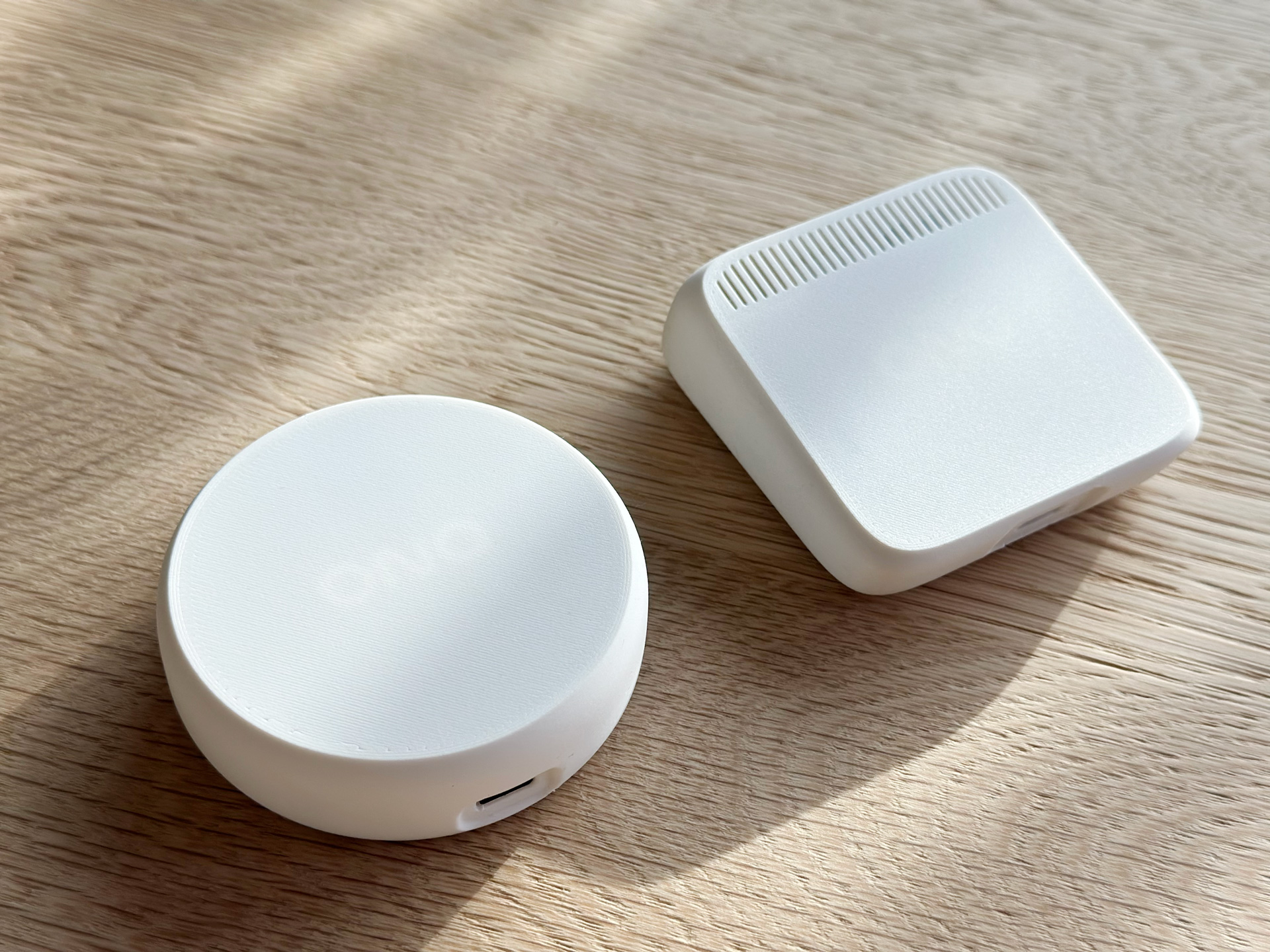 De Ona Airco Set — Energy Hub en Airco Controller op een houten tafel